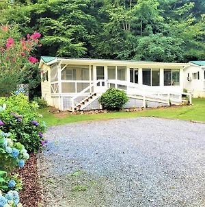 "Streams & Dreams" In The Heart Of The Great Smoky Mountains, Sylva, Nc! Sleeps 7 Take In The Smell Of Nature While Relaxing By The Riverside Firepit-Wifi- Close To Casino, Hiking Trails, Watersport Rentals, Etc- Great Fishing!!! photos Exterior