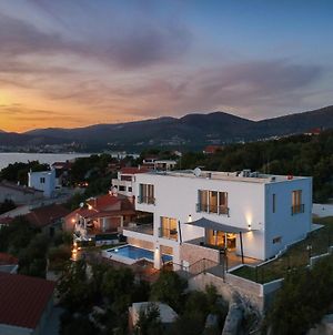 Five-Bedroom Holiday Home In Okrug Donji photos Exterior