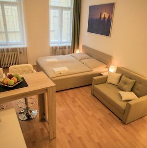 Quiet Fully Equiped Room Next To Old Town Square By Easybnb photos Exterior