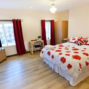 Emporium City Centre Self Catering Apartment - Your Own 7 Double Bedrooms Apartment - 7 Double Beds, 3 Bathrooms, Full Kitchen - "Cook As You Would At Home" - By Victoria Centre Shopping Centre On Huntingdon Street photos Exterior